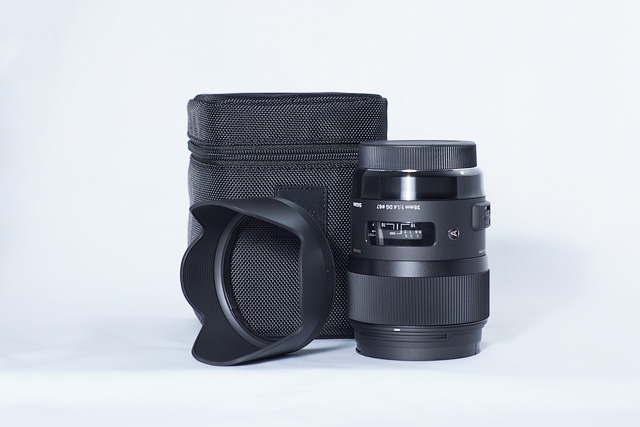 What's in the package: Sigma 35 mm F1.4 DG HSM, hood, pouch